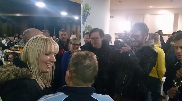 Pretep, ki ga je povzročila kmetica Anita, dviguje prah