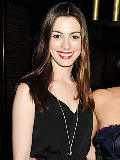 Divja Anne Hathaway: Pretepla ga je s pištolo