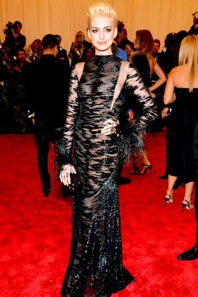 Opa! Anne Hathaway se je prelevila v seksi blondinko!