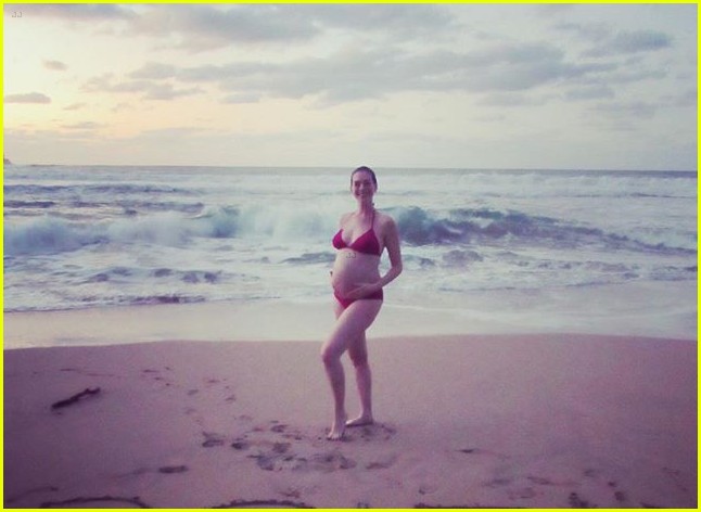 Anne Hathaway razkrila svoj trebušček