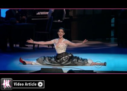 VAU! Poglejte kakšno špago naredi Anne Hathaway!