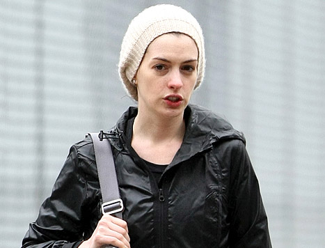 FOTO Povsem neopazna Anne Hathaway: Brez ličil in z belo kapo