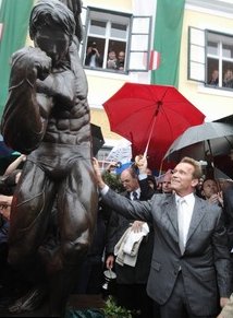 Bizarno: Samovšečni Arnold Schwarzenegger otvoril muzej sebi v čast