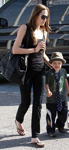 FOTO Angelina Jolie pilotirala s 4-letno hčerko v letalu