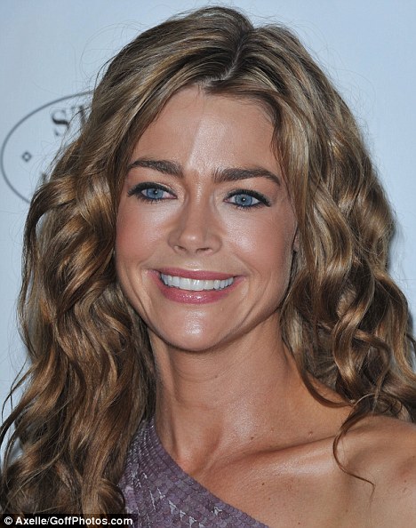 FOTO Denise Richards zaradi botoksa zategnjena do neprepoznavnosti