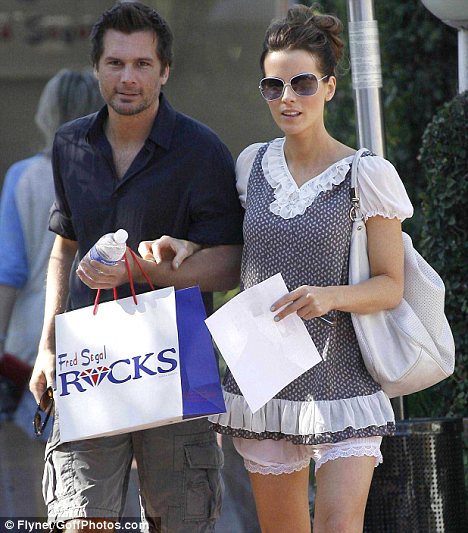 FOTO Kate Beckinsale naokoli v ogromnih spodnjicah iz viktorijanskih časov