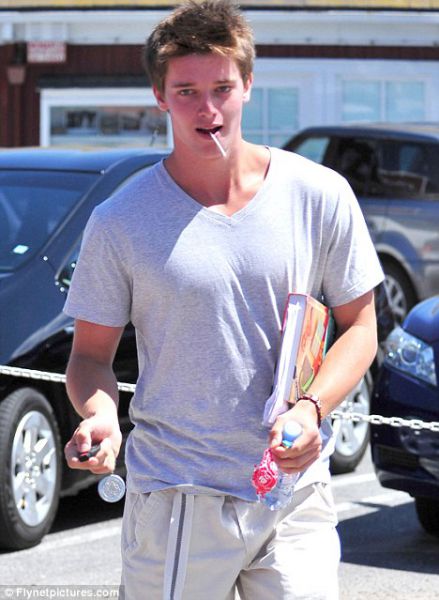 FOTO Patrick Schwarzenegger: Zakopal se je v knjige