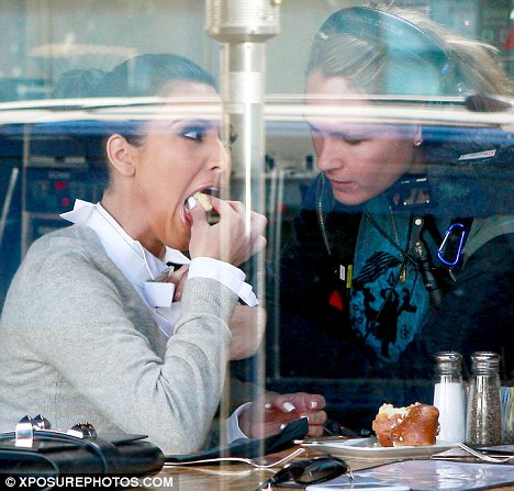 FOTO Požrešna Kim Kardashian: Recept za bujne obline sta hamburger in pomfri