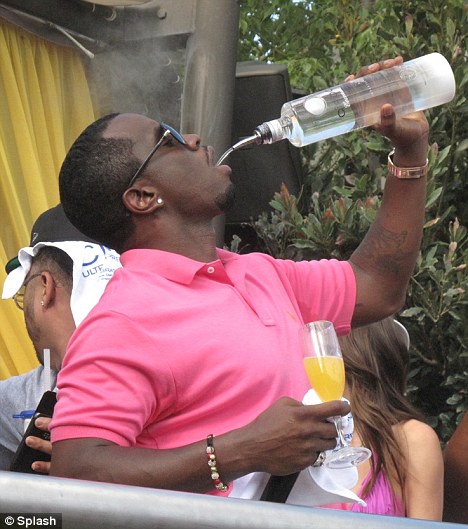 Ujet! Raperski mogul P. Diddy vodko vase ulival kar iz steklenice