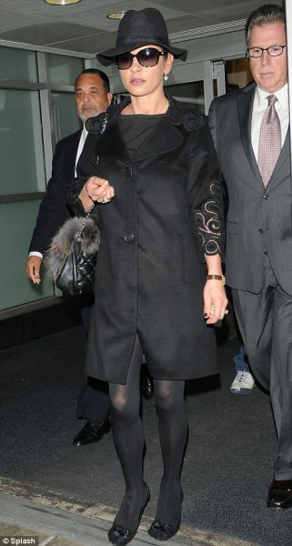 MODNI KIKS Catherine Zeta-Jones zavita v črnino