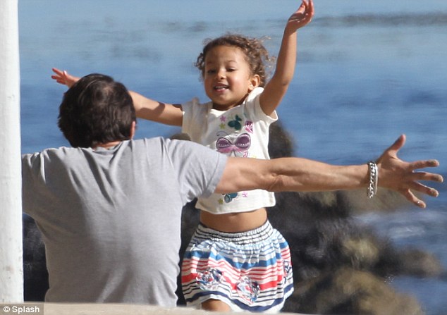 Prisrčni trenutki na plaži: Hčerka Halle Berry je prava lepotička!