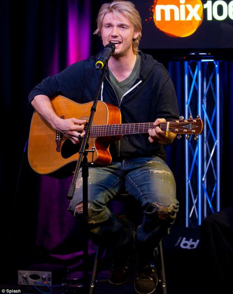 Vidno shujšani Nick Carter kljub sestrini smrti še vedno nastopa