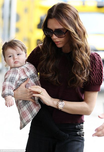 Foto: Victoria Beckham hčerko okoli prenaša kot modni dodatek