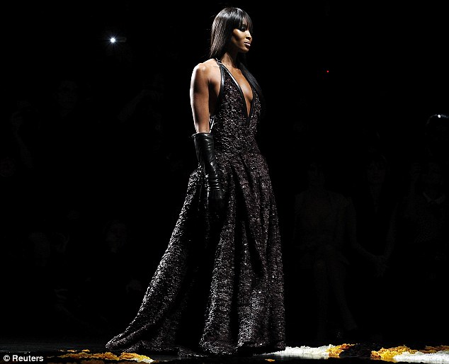 Hot! Vroča mačka Naomi Campbell pri 40ih še vedno vlada modnim pistam