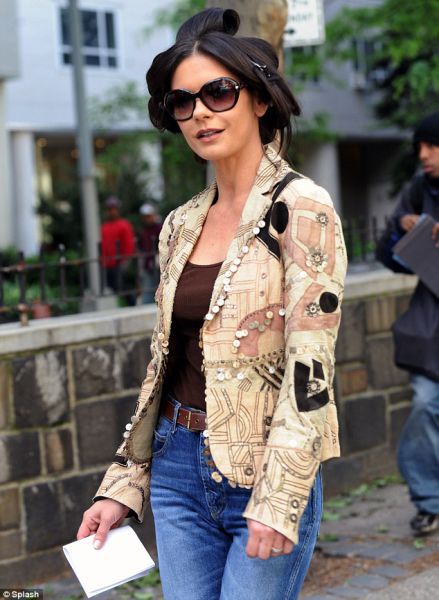 Ojoj! Catherine Zeta-Jones naokoli z navijalkami v laseh