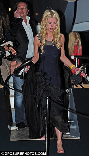 Ojoj! Tara Reid mrtvo pijana na jahti v Cannesu