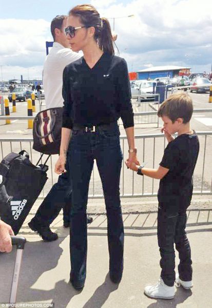 Foto: Victoria Beckham v kavbojkah pokazala svoje koščene noge