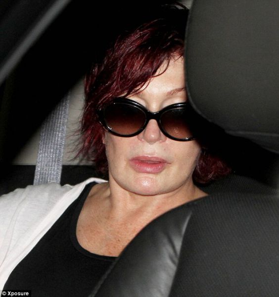 GROZA 59-letna Sharon Osbourne z mastnimi lasmi in nenaličena