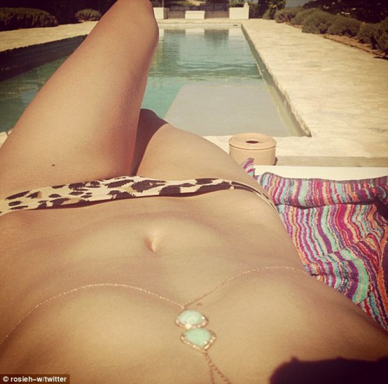 Hot! Rosie Huntington-Whiteley pokazala trebušček in bikini