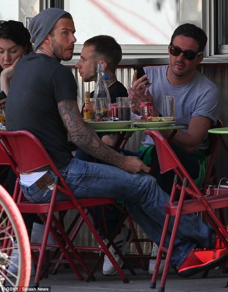 Opa! David Beckham brez Victorie na študentsko kosilce