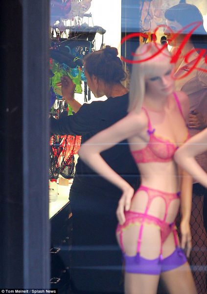 Opa! Irina Shayk: Kupila seksi presenečenje za Ronalda?