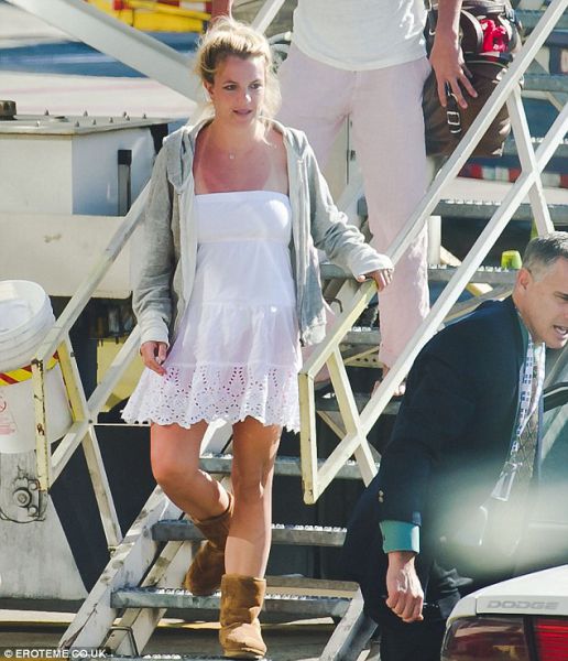 Ojoj! Popolnoma opečena Britney Spears sredi poletja nosi uggice