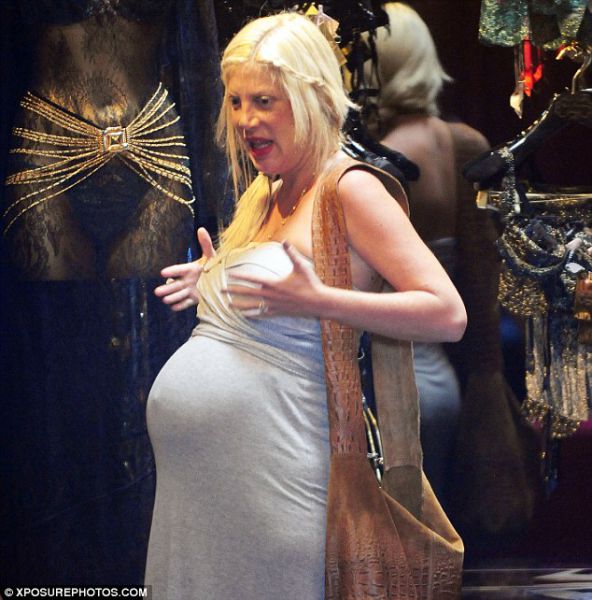 Vroče! Pripravljena da poči: Noseča Tori Spelling kupovala erotično perilo