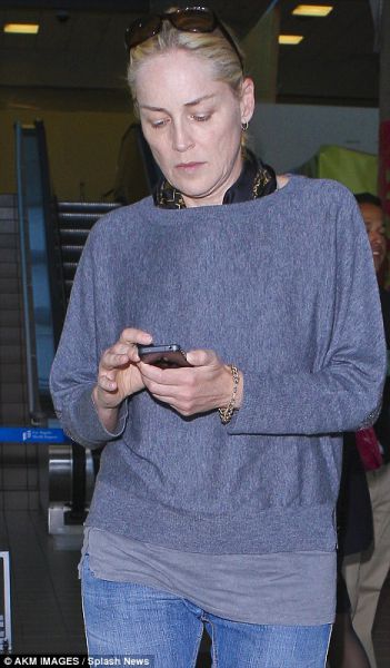 Foto: Izmučena Sharon Stone brez ličil izgleda postarano