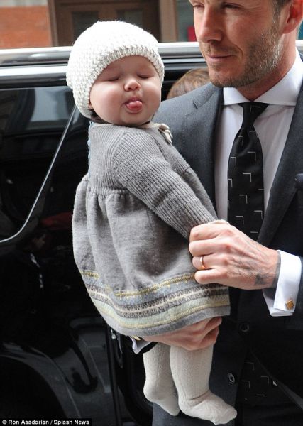FOTO Prisrčna Harper Beckham paparacem pokazala jezik