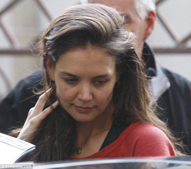 Ujeta! Katie Holmes brez ličil izgledala utrujeno