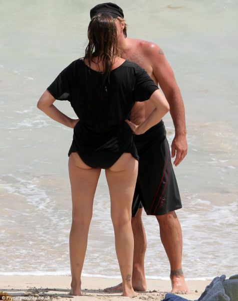 FOTO Jon Bon Jovi po 23ih letih zakona ne more umakniti rok z žene