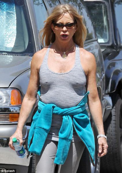 Ops! Povešeno oprsje 65-letne Goldie Hawn: Na tek brez modrca!