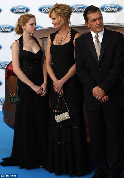 Uau! Hčerka Melanie Griffith in Antonia Banderasa osupnila s svojo lepoto