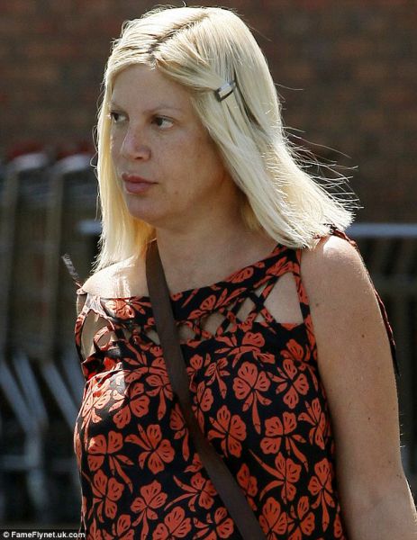 Visoko noseča in nenaličena Tori Spelling se naokoli prevaža z vozičkom