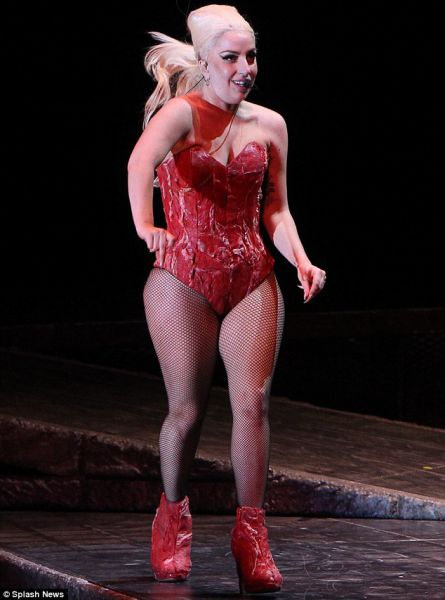 POREJENA Lady Gaga pokazala celulitasta stegna in vsaj 10 kg več