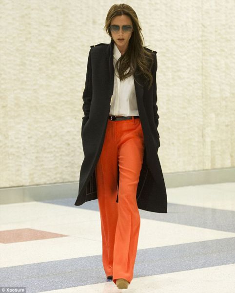 Uau! Victoria Beckham po oranžno začinila svoj stil