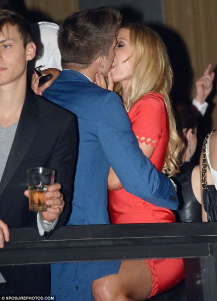 Paris Hilton vroče poljubljala svojega mladega ljubčka