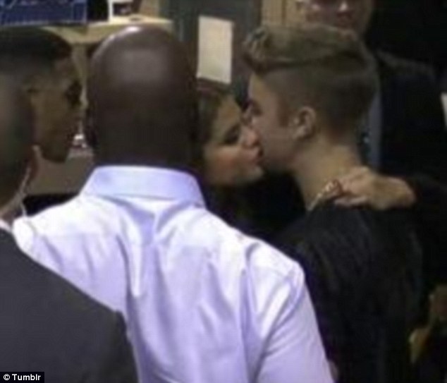 Vroče! Justin in Selena ujeta med strastnim poljubljanjem
