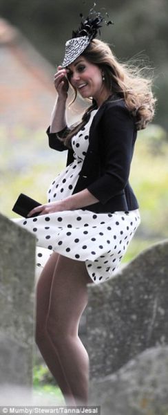 Ops! Noseči Kate Middleton veter dvignil krilo