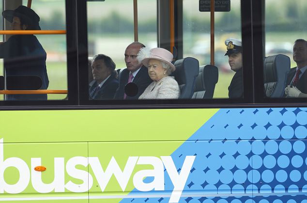 Opa! Kraljica Elizabeta II. odšla na avtobus