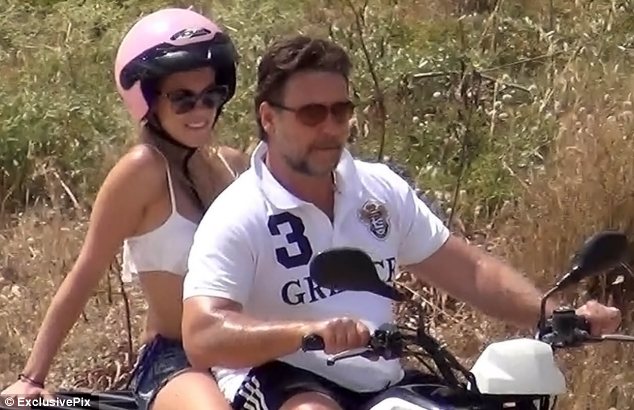 Porejeni Russell Crowe: V Grčiji zabava mlada dekleta