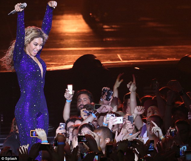 Besna Beyonce: Oboževalec jo je udaril po riti