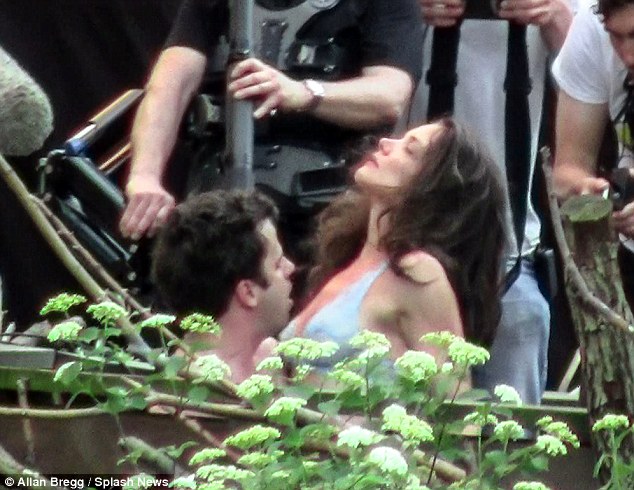 Opa! Katie Holmes se je strastno poljubljala
