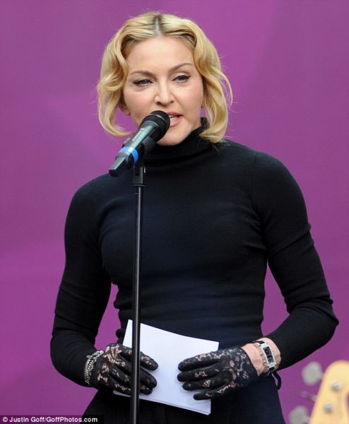 Ojoj! Madonna, kaj se dogaja s tvojim obrazom?