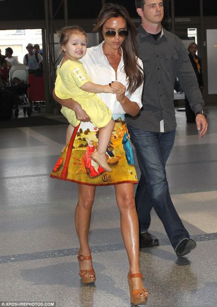 Hot! Victoria Beckham: Pokazala seksi zagorele noge!