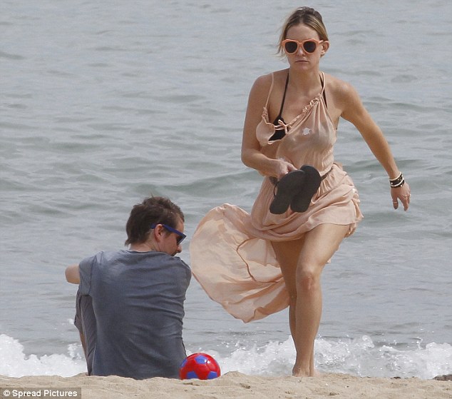 Opa! Kate Hudson: Bejba na plaži