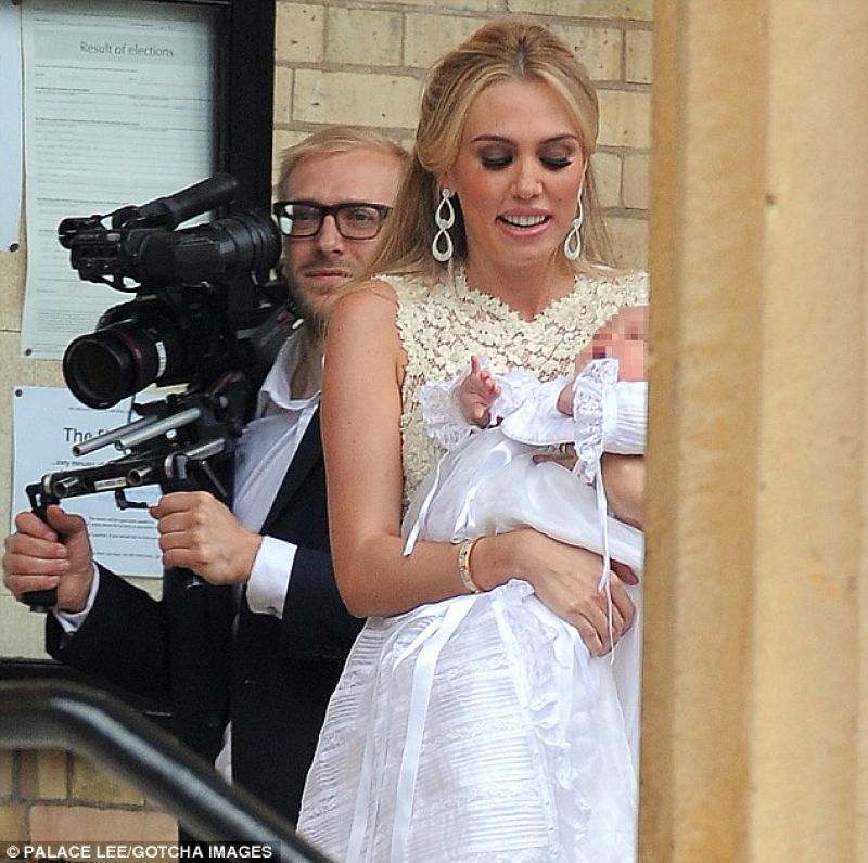 Petra Ecclestone na krstu prvič pokazala svojo hčerkico