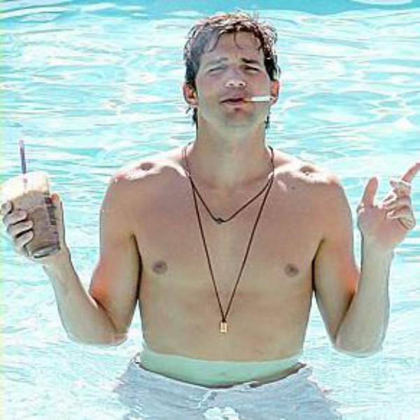 Ashton Kutcher vznemirja sosede: Urinira kar na dvorišču