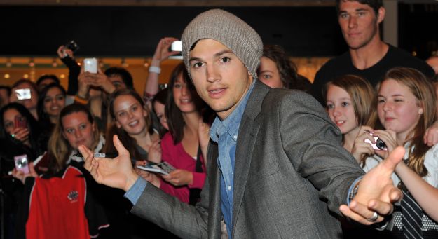 RAZKRINKAN Ashton Kutcher: Njegova ljubica priznala, da sta seksala na kavču!
