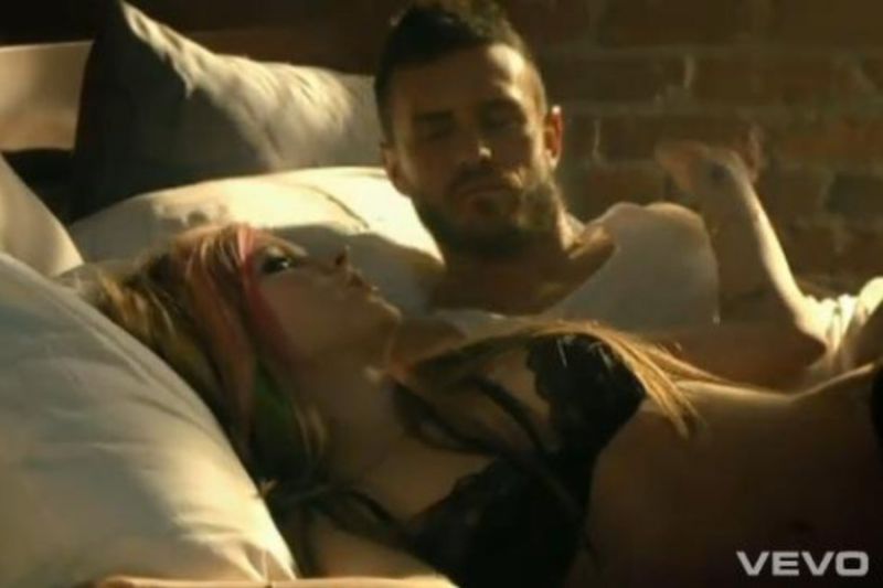 FOTO Avril Lavigne videz punkerice zamenjala s čipkastim perilom